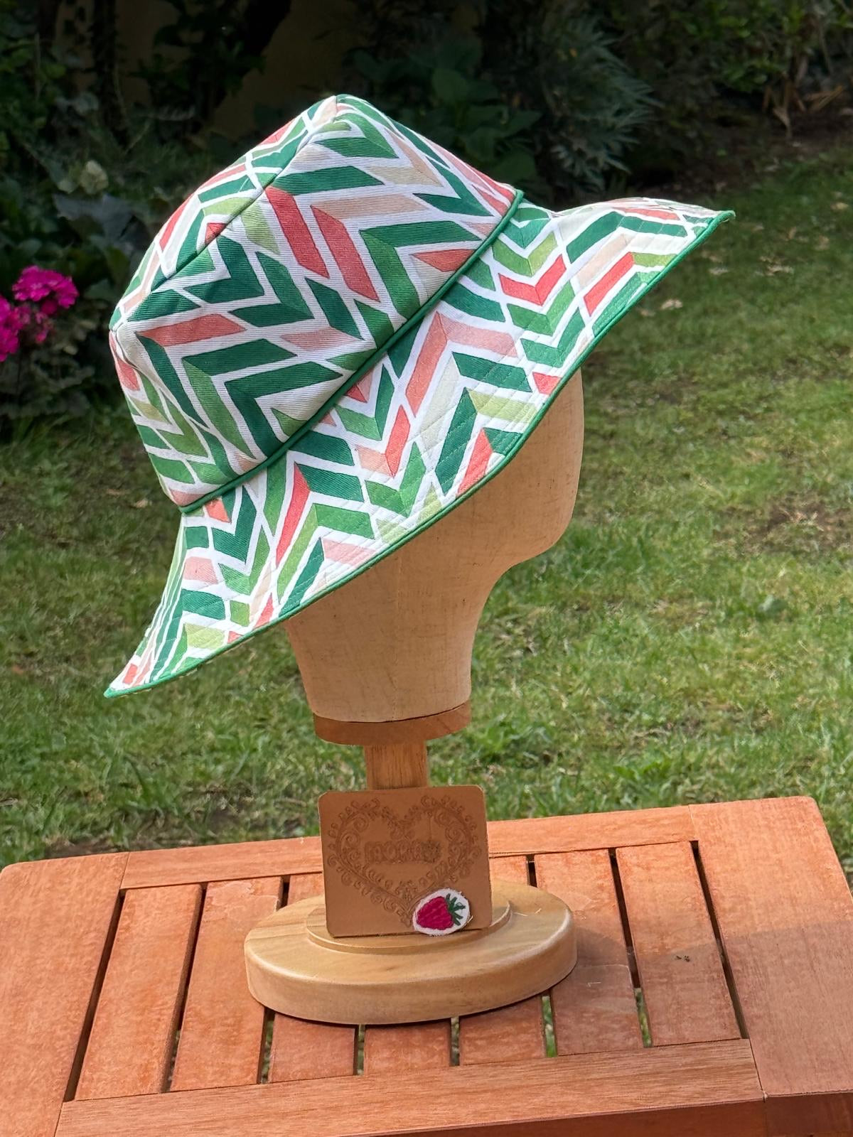 Cappello Bucket Artigianale in Cotone Panama – Fantasia Geometrica Verde e Corallo