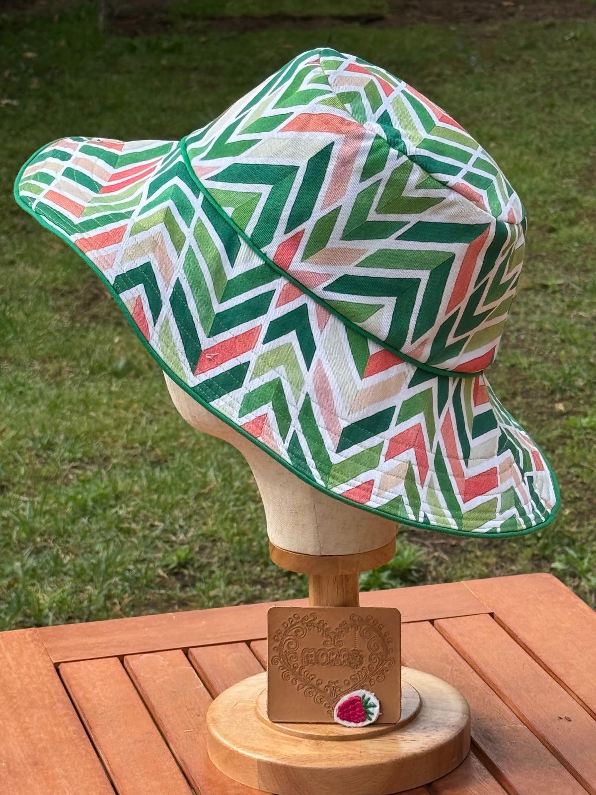 Cappello Bucket Artigianale in Cotone Panama – Fantasia Geometrica Verde e Corallo