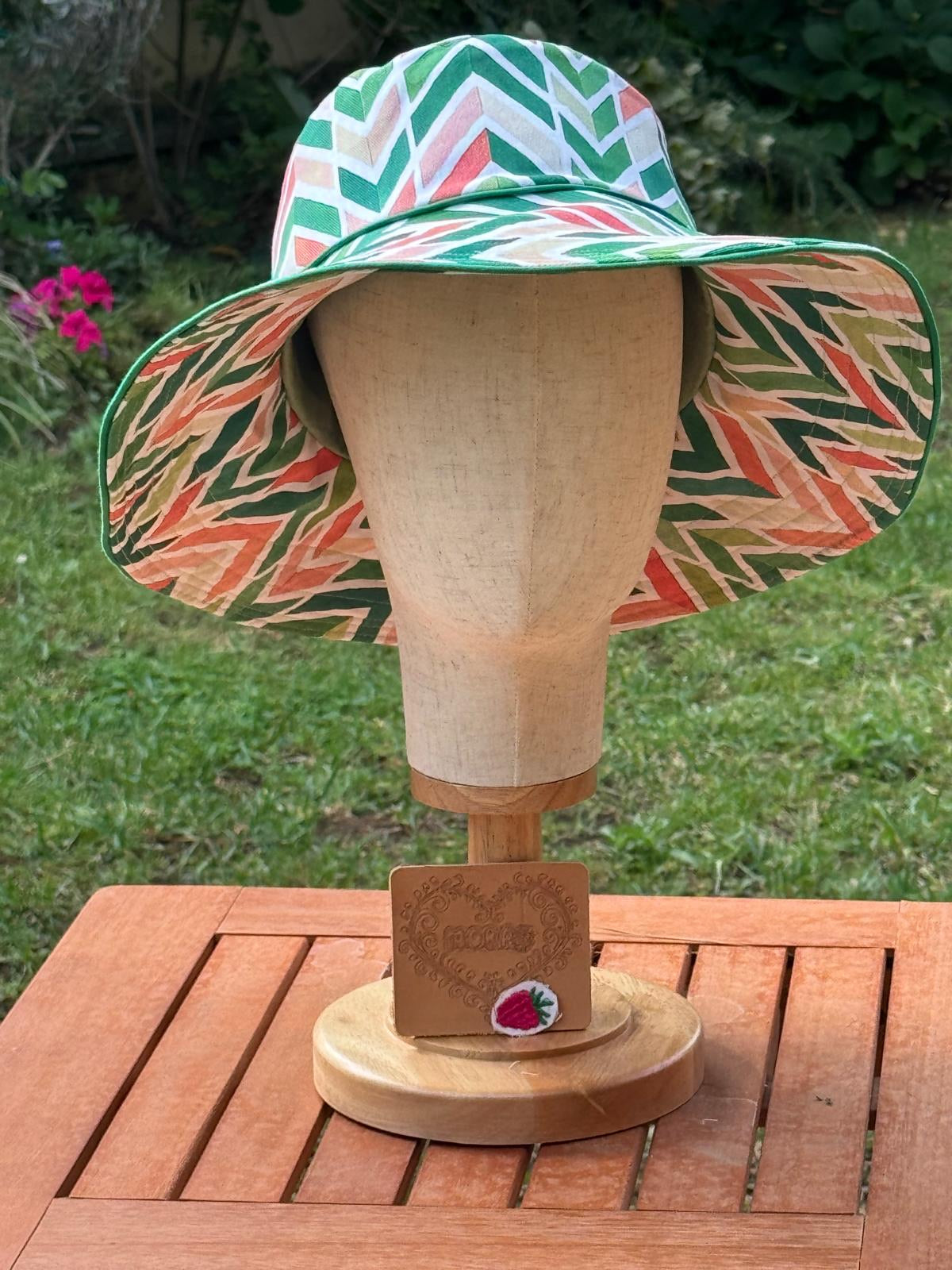 Cappello Bucket Artigianale in Cotone Panama – Fantasia Geometrica Verde e Corallo