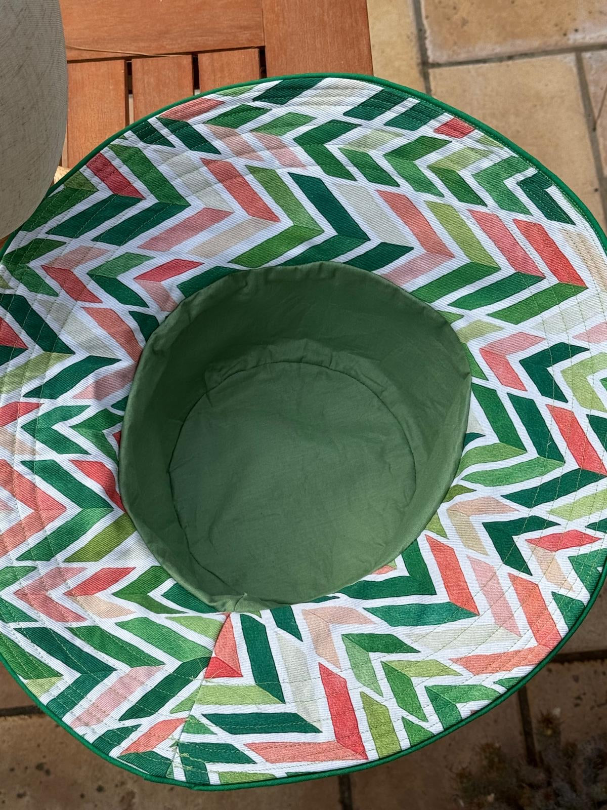 Cappello Bucket Artigianale in Cotone Panama – Fantasia Geometrica Verde e Corallo
